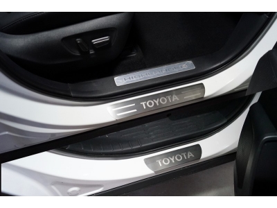 Накладки на пороги лист шлифованный надпись Toyota 4 шт ТСС для Toyota Highlander 2020-2021